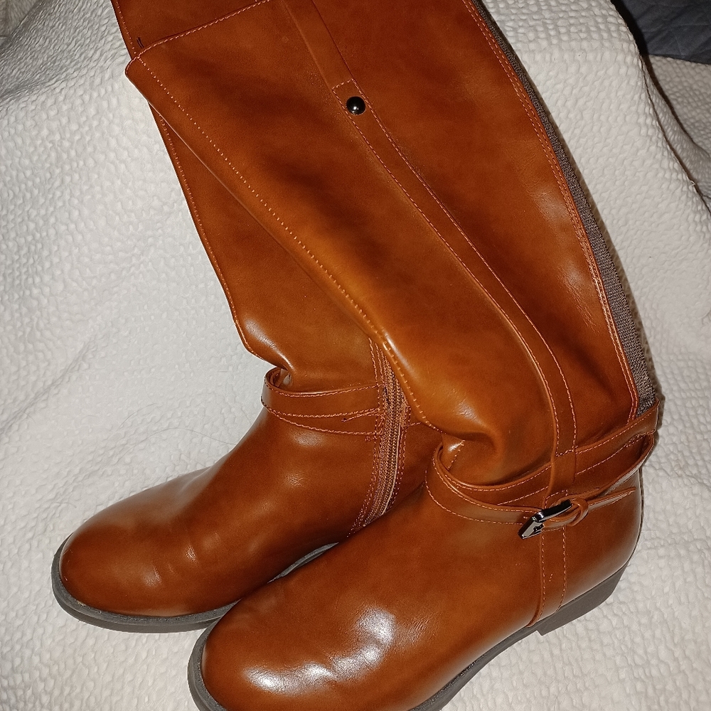 American Eagle size 7 medium flat boot 👢 NWOT, never worn 😋